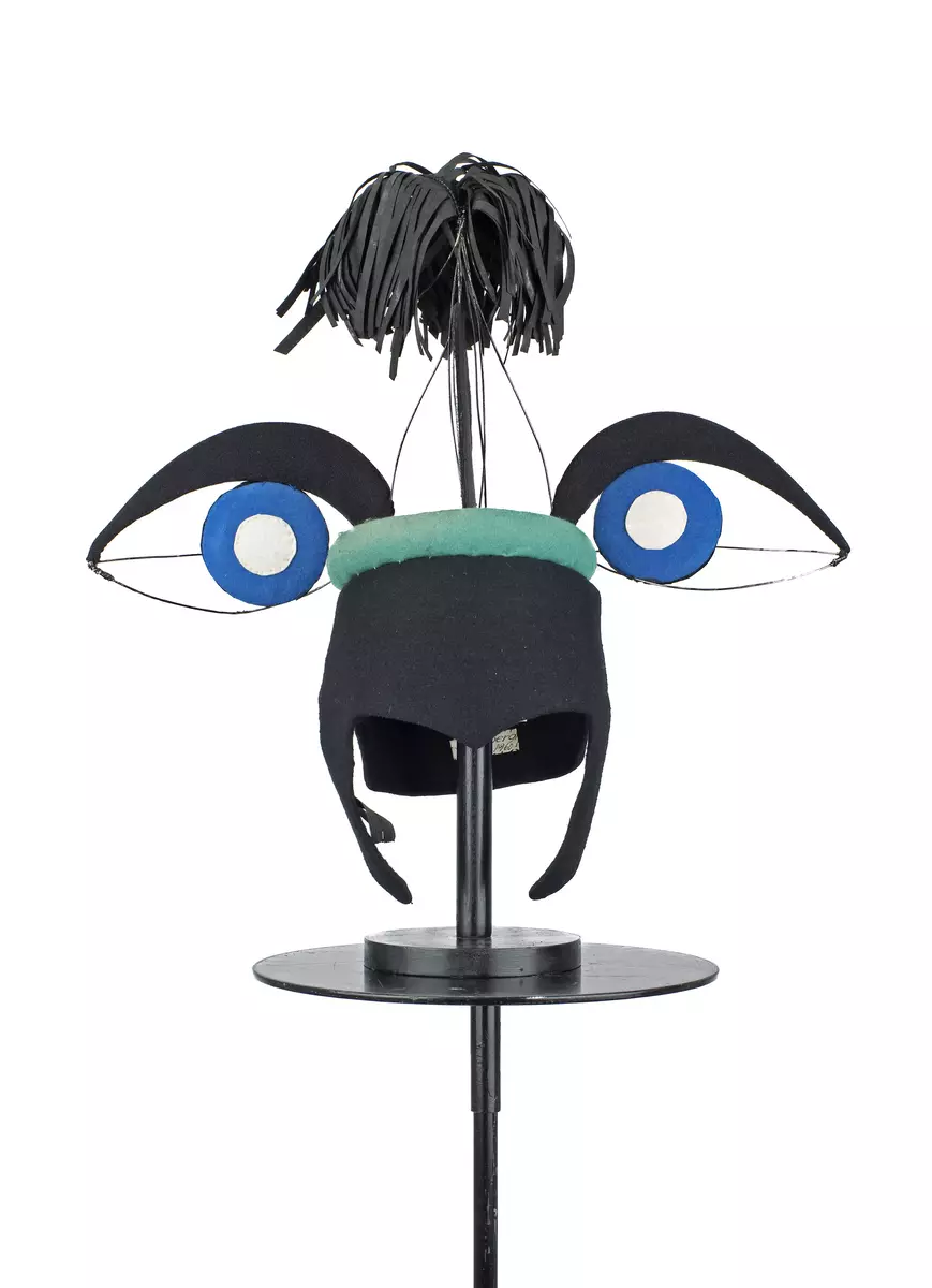 Huvudbonad använd i uppsättningen ”Riter”.