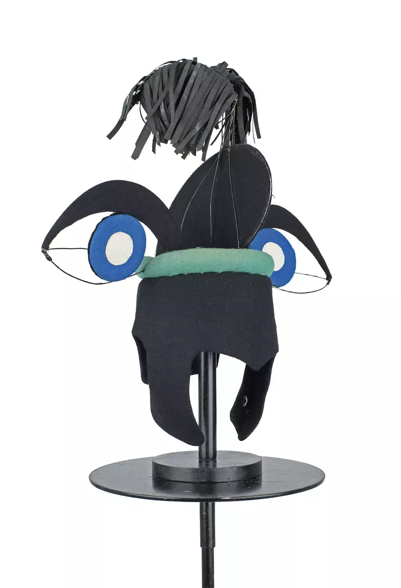 Huvudbonad använd i uppsättningen ”Riter”.