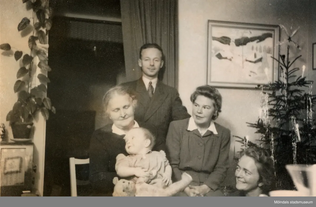 Julafton hos familjen Krantz i Stretereds personalbostad 1944. Nora Krantz sitter med barnbarnet Eva Pettersson (född 1944, gift Kempe) i knät. Brevid sitter sonhustrun Edit Krantz och på golvet sitter babyns mor Rosa Pettersson (1912 - 1994, född Krantz). I bakgrunden står den gode vännen Arnulf Torvaldsen från Norge.