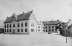 Ritningarna till vad som kom att bli Linköpings läroverk är daterade år 1858. Bakom dem stod den produktive och från Stockholm verksamma arkitekten Johan Fredrik Åbom. För byggnadsarbetet ansvarade den mer lokalt verkande men väl så ansedda byggmästaren Jonas Jonsson. Byggnaden kunde invigas år 1864. Här ett något förbleknat fotografi som visar miljön omkring sekelskiftet 1900.