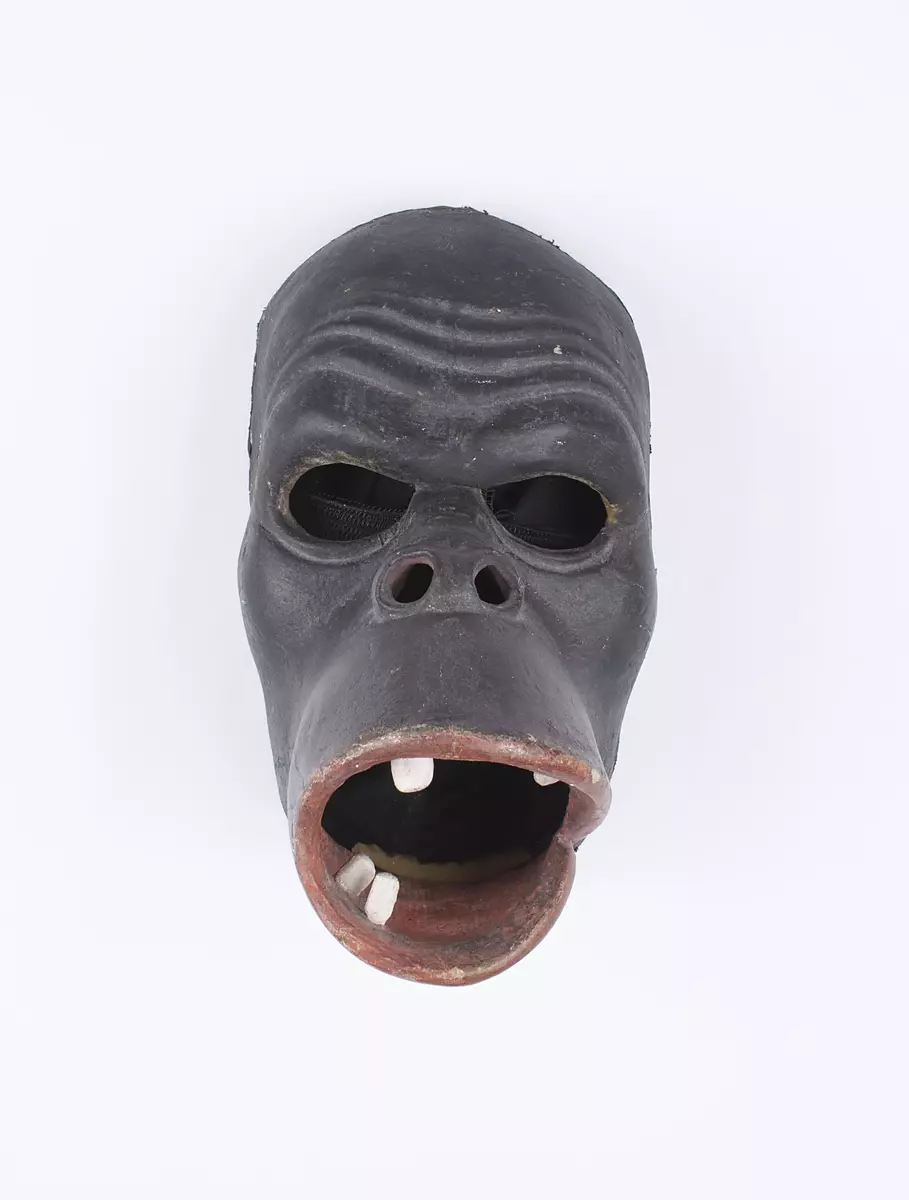 Hjälmmask använd i uppsättningen ”Gamla barn”.