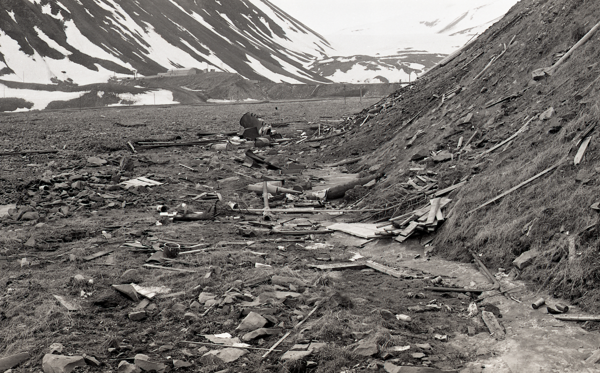 Søppel og skrot. Gruve 4 til venstre, Longyearbreen i bakgrunnen.