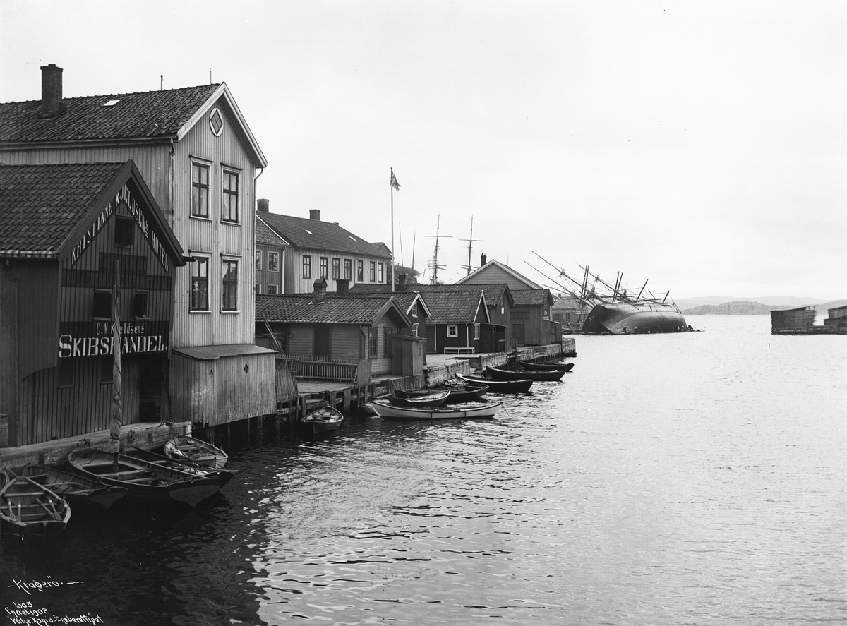 Kragerø - Langs Bryggene 5. Mai 1902