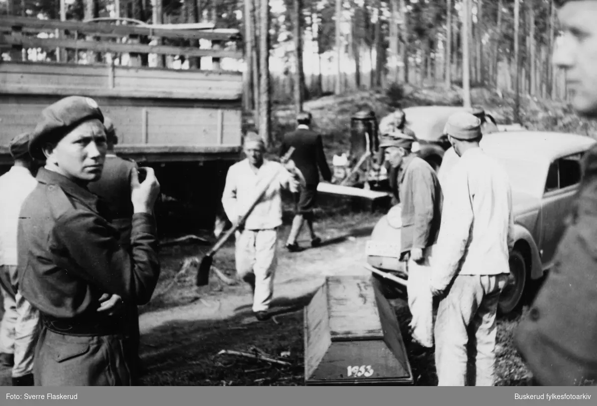 Sommeren 1945 ble tyske soldater kommandert til å grave opp russiske krigsfanger. Arbeidet ble overvåket av Milorg, britiske offiserer og politi fra Hønefoss. Dette bildet er tatt på Hensmoen. Foto: Hjalmar Neiden