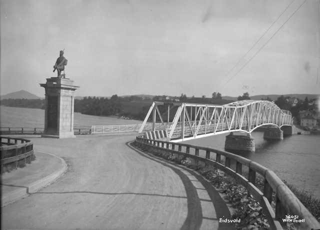 Prot: Eidsvold broen og monumentet