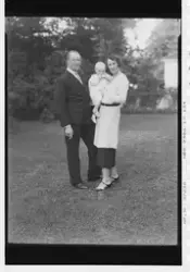 Prot: Kronprinsen, kronprinsessen og Ragnhild, gruppe