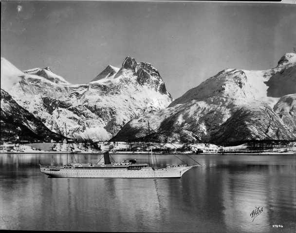 Prot: Stella Polaris i Romsdalsfjord
Konv: Stalla Polaris ved Aandalsnes