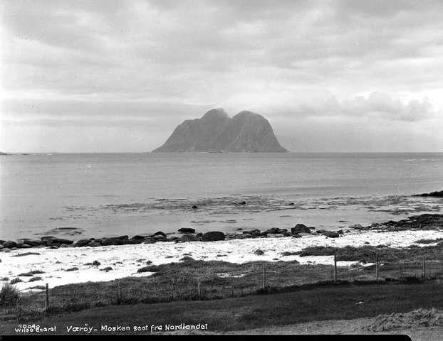 Prot: Mosken fra Stranden
Neg: Værøy Mosken seet fra Nordlandet