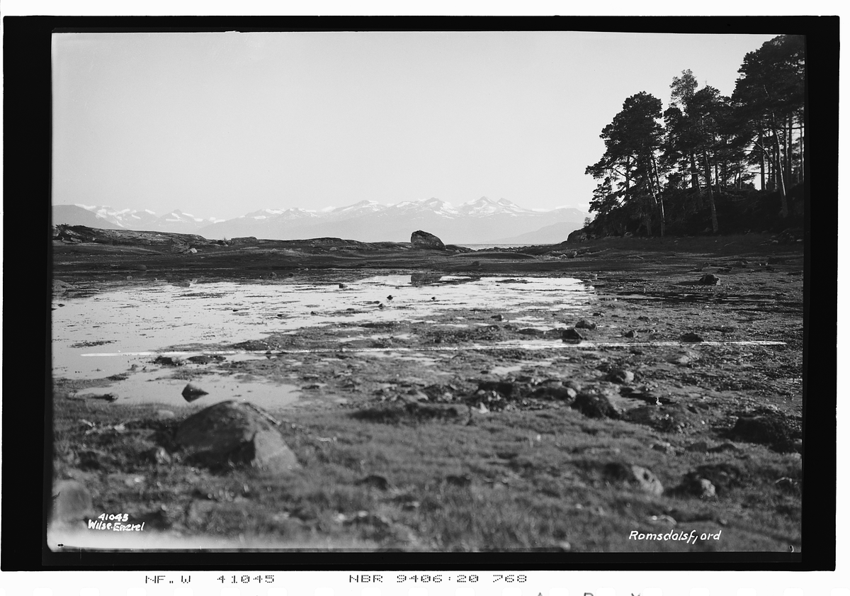 "Prot: Molde Romsdalsfjellene
Neg: Romsdalsfjord"