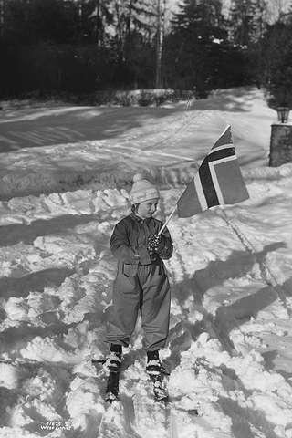 Prot: Ragnhild med flag