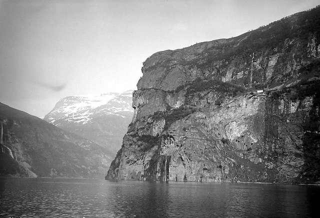 Prot: Prekestolen og Skagaflaa gaard Geirangerfjord