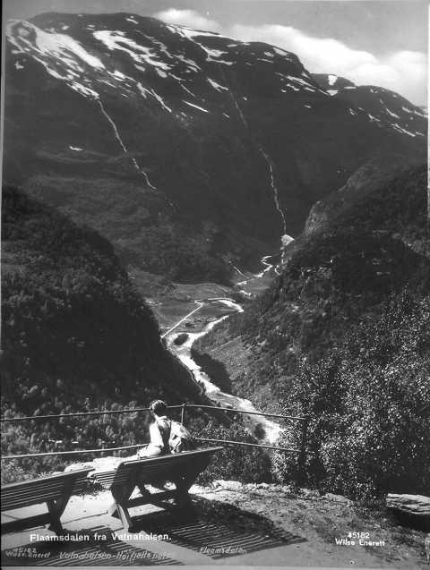 Prot: Flaamsdal - Aurlandsfjord, utsigten 24/6
Konv: Flaamsdalen fra Vatnahalsen