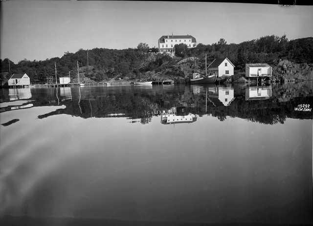 Prot: Flekkerøy Gjæstgiveri fra sjøen