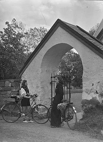 Prot: Syklister damer inngang Haslund kirke