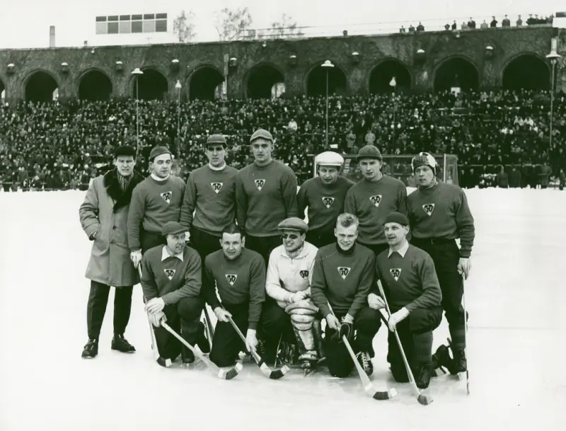 Bollnäs blev svenska mästare 1951 och 1956. Gösta "Snoddas" Nordgren med vit keps i den övre raden. Bilden är tagen i samband med finalen 1956.