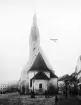 Flygplan Etrich Taube vid kyrkan och torget i Horn, Österrike-Ungern. Vid flygpionjären Karl Illners rekordflygning mellan Wien-Horn den 10 oktober 1910 då han nådde 1000 meters höjd.