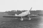 Flygplan Sparmann S-1a, registrering SE-ADX, står på ett gärde. Vy snett framifrån.