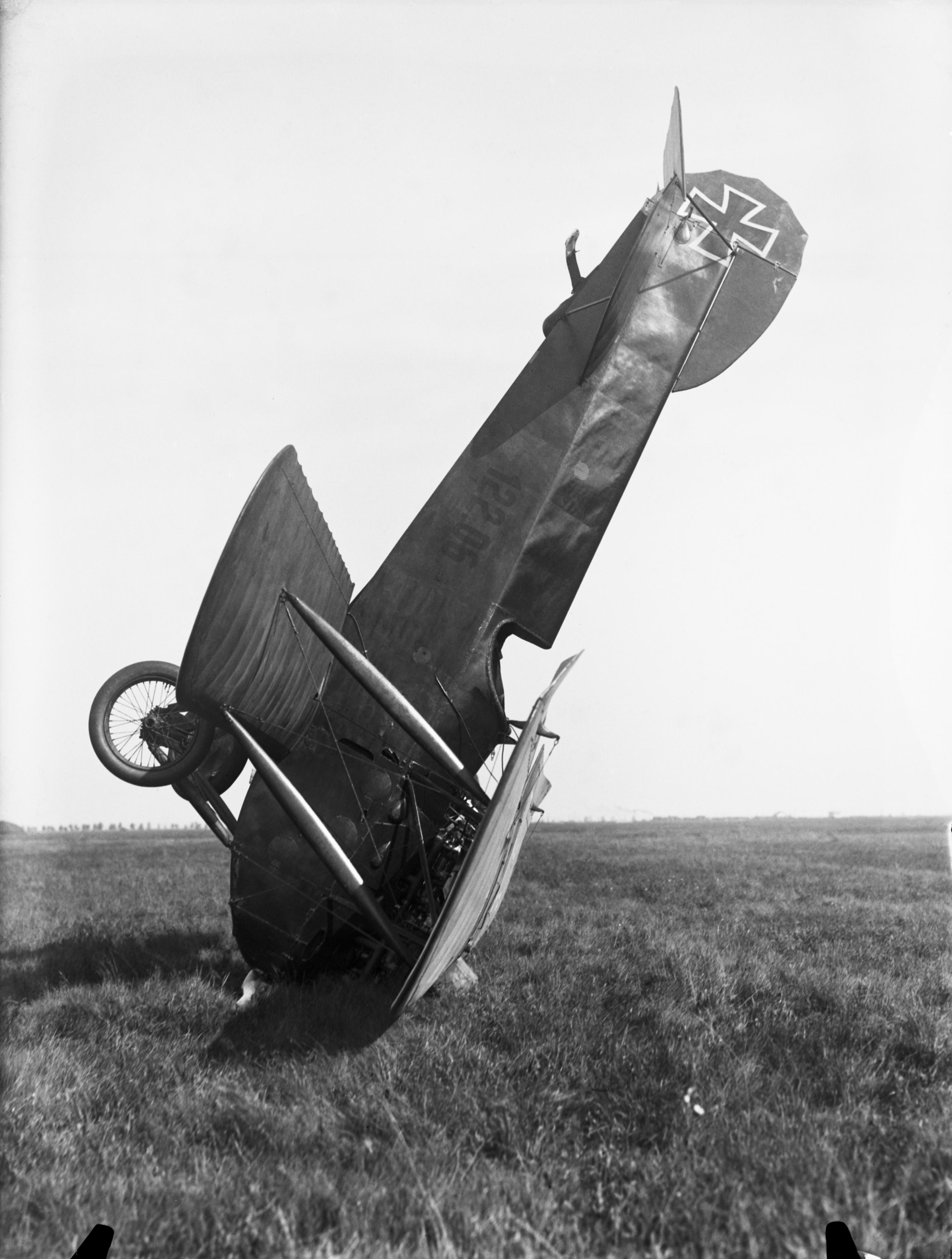 006454 Militärt flygplan Phönix D.I märkt 122.06 tillhörande Österrike-Ungern ...