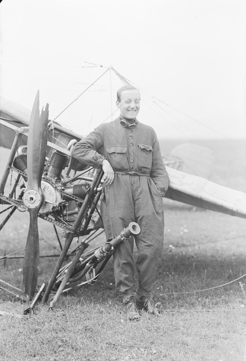 Flygaren Edmund Sparmann står vid flygplan Blériot XI efter haveri 1912. Beskuren bild, utsnitt från översiktsbild.