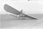 Flygaren Edmund Sparmann i flygplan Blériot XI efter haveri 1912. Vy framifrån.