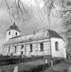 Ny och förzinkad plåt läggs på Västra Eneby kyrka. Året var 1978.