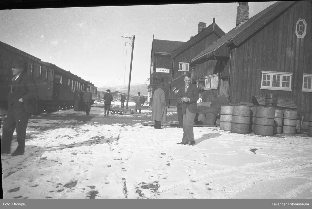 Snøballkasting på Hjerkinn jernbanestasjon.