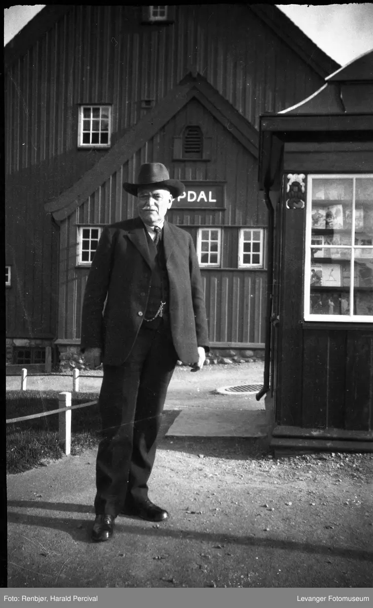 Peter Kars Renbjør på Oppdal jernbanestasjon.