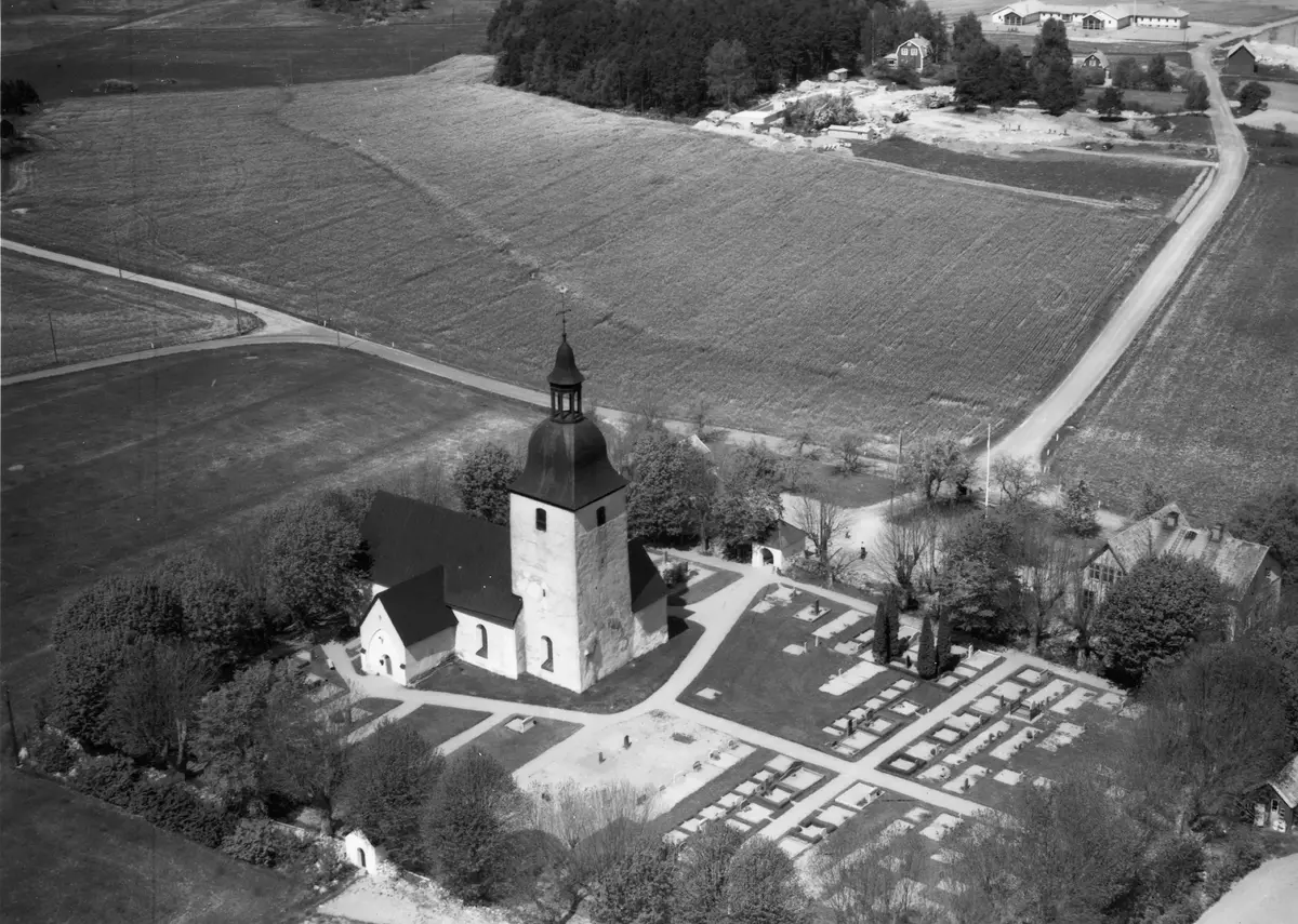 Flygfoto över Färentuna kyrka.