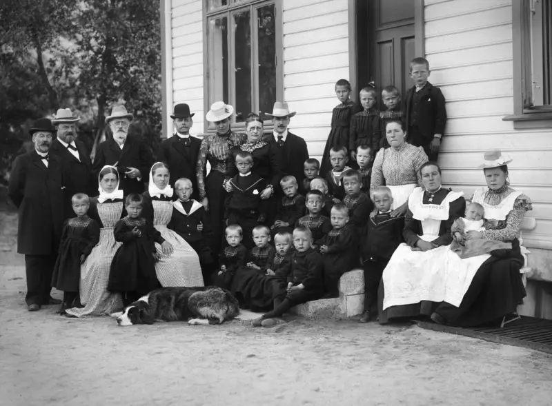 "Fra Askviknes barnehjem". Datering: 1900-1920. Kilde: MARCUS - Spesialsamlingene ved Universitetsbiblioteket i Bergen: https://marcus.uib.no/instance/photograph/ubb-bs-fol-00324-001.html