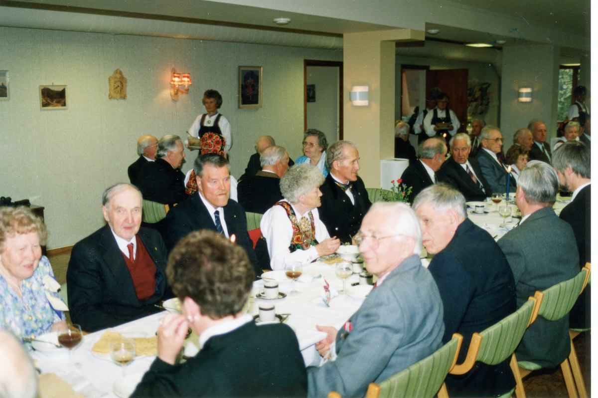 Gruppe,bunad slips og jakke.
Frå middagen på helselagsstugu 07.05.1995