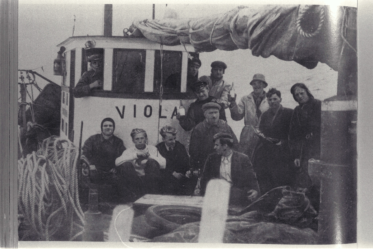 Mannskapet på M/B "Viola" VA 9 F under overfarten til Storbritannia i 1941.