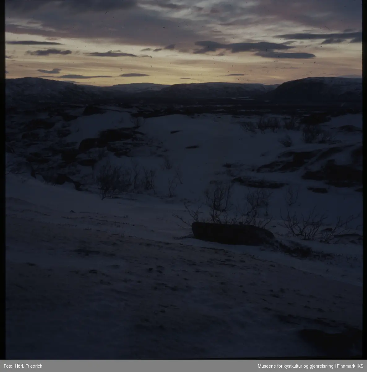 Vinterlandskap i grålysningen, sannsynlig i Alta område. Bildet er tatt fra Komsafjell i 1972/1973.