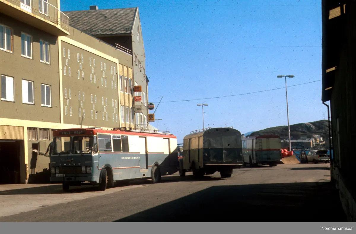 Aktivitet langs Storkaia (Arnulf Øverlands gate) på Kirklandet i Kristiansund. Datering muligen på 1960-tallet.