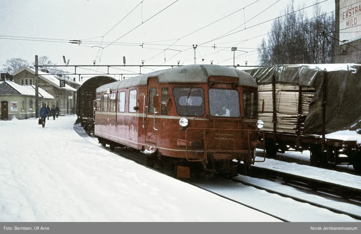 Dieselmotorvogn BM 87 08 med persontog til Ål, tog 1823, på Hønefoss stasjon