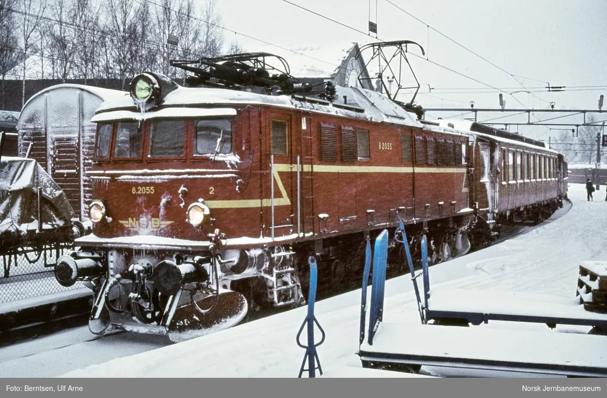 Elektrisk lokomotiv El 8 2055 med persontog til Oslo V på Hønefoss stasjon