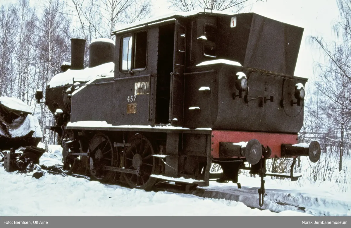 Damplokomotiv type 23b nr. 457 under opphugging på Lillestrøm stasjon