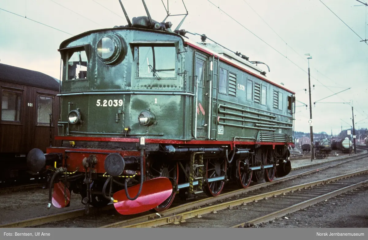 Elektrisk lokomotiv El 5 2039 på Sarpsborg stasjon