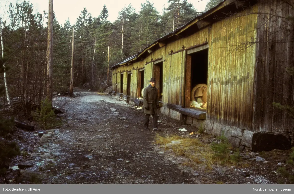 Fjellskjæring og lagerskur mellom Røråsen og Skotfoss langs den nedlagte Skotfosbanen