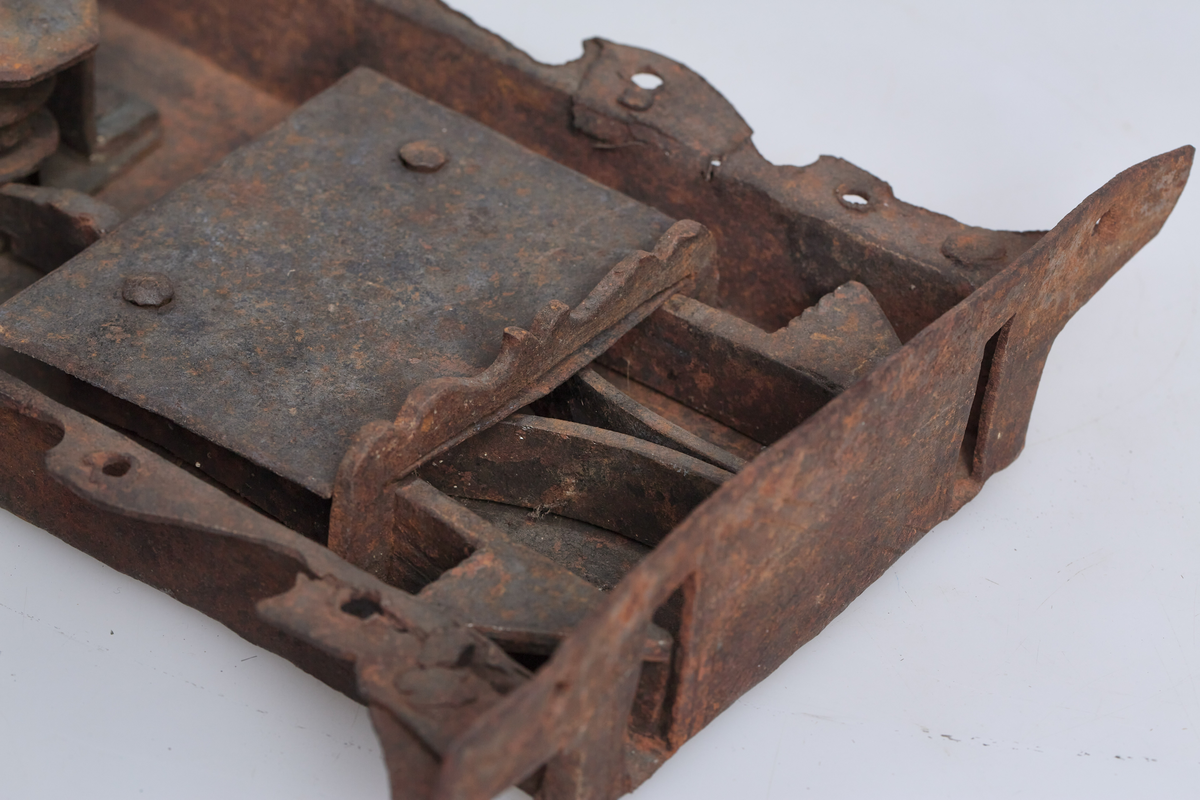 med en nøkkelform av papp