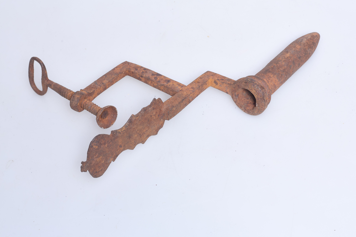 Pipejern med bordfeste.