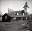 Misterhults hembygsgård. Kyrkan i bakgrunden.