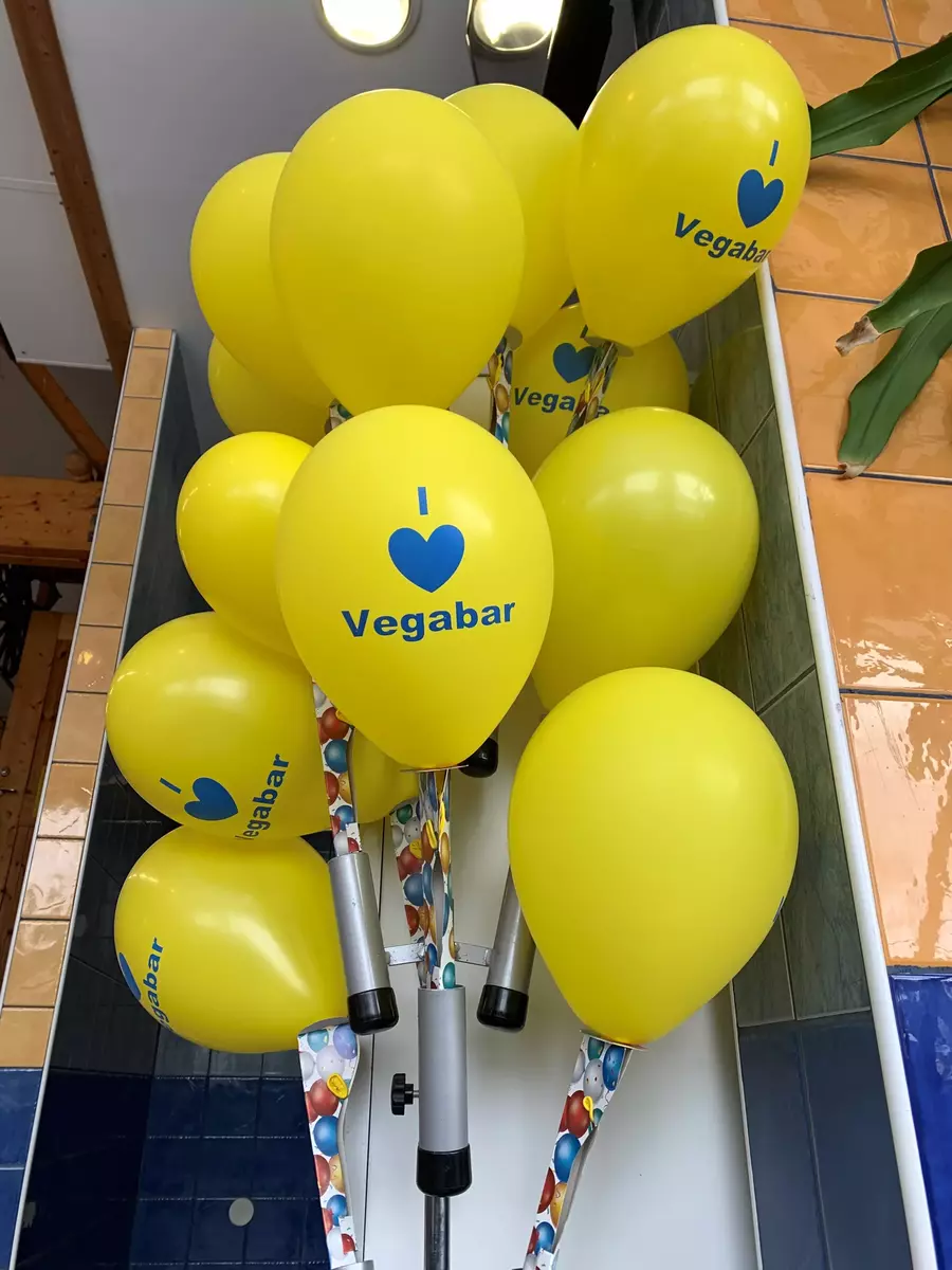 Ballonger till gästerna på Vegabaren.