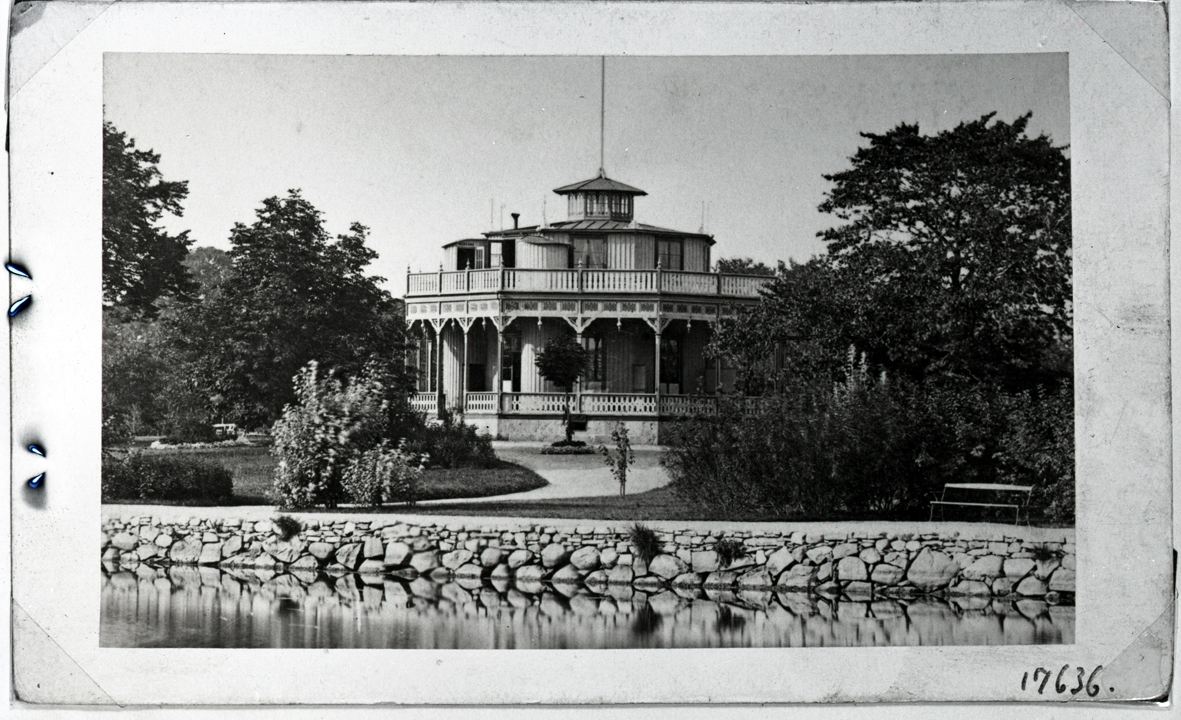 Restaurang Byttan invigdes den 1 juni 1881. På bilden ser man hur Byttan såg ut i orginalutförande. Då invånarna i Kalmar tyckte att den liknande en smörbytta fick den detta smeknamn, något som hängt med även sedan den nya restaurangen invigts 1940.