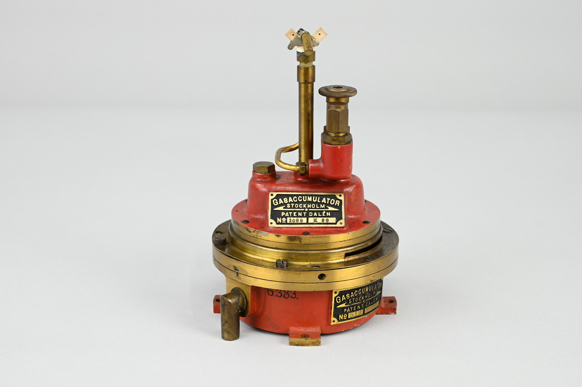 Klippljusapparat för acetylenbelysning i fyrar, G. Daléns patent, modern typ 1908. Skyltar: "Gasaccumulator# Stockholm# patent Dalén# N:o 2099 K 80" och "Gasaccumulator# Stockholm# patent Dalén# N:o 519 T 100".