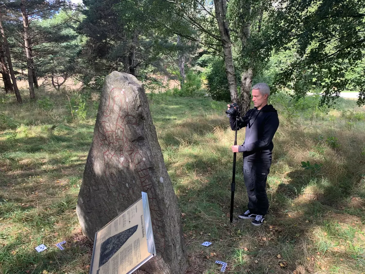 Anders Gutehall från Visuell Arkeologi hjälper Stockholms läns museum att dokumentera runstenen vid Söderby krog; Sö 306.