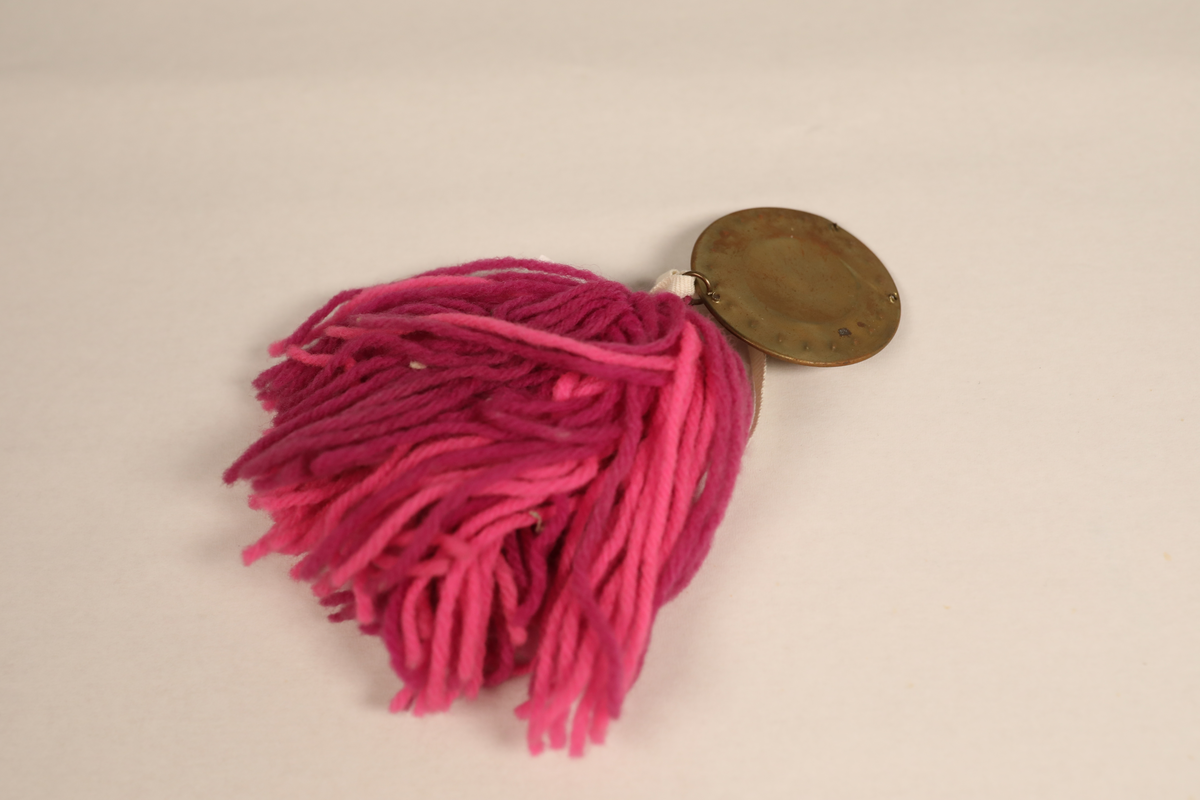 Utstillingsfigur montert på plate. Figuren er utformet som et reinsdyr i hvitt, silkeaktig stoff med brune klover og filtøyne. Geviret er surret inn med gullbånd og har sokler til lyspærer i taggene. Geviret er avtagbart. Reinsdyret har seletøy i rosa og lilla filt med gulltråd og runde metallplater. Juletrelysene til geviret er Philips 14v. Det stikker ender av ledninger ut av både kroppen og geviret. 

Reinsdyret består av flere deler:
a - kropp montert på plate med metallstøtte foran og bena skrudd fast bak. På et tidspunkt har noen stiftet fast papir over ytterkantene av det originalet stoffet.
b - gevir med plass til 8 lyspærer
c - gevir med plass til 7 lyspærer
d - løs pyntedusk
e - grå ledning
f til u - 16 lyspærer