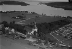 Flygfoto över Norrbärke kyrka, Smedjebacken. Flygfoto. Läs mer om Norrbärke kyrka i boken: Dalarnas kyrkor i ord och bild.