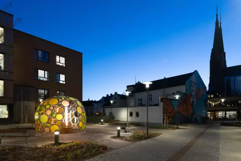 "Sol" av Annika Oskarsson i byhagen ved Kverndalen bo- og dagsenter