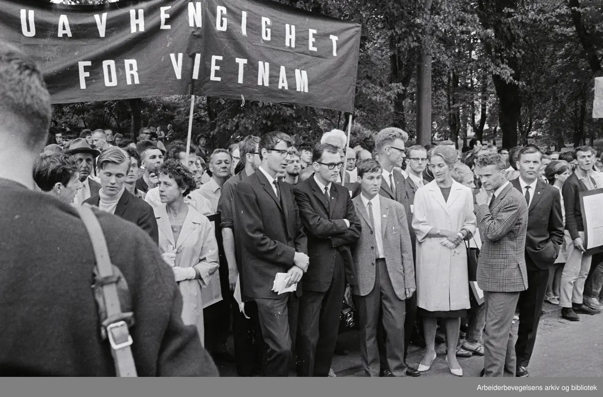 Vietnam-demonstrasjon utenfor Den amerikanske ambassaden i Drammensveien på Frogner i Oslo, 4. juli 1966. Blant demonstrantene står Thorbjørn Berntsen, Tor Bjerkmann, Einar Førde, Ingrid Eide og Arvid Jacobsen. Parole: Uavhengighet for Vietnam