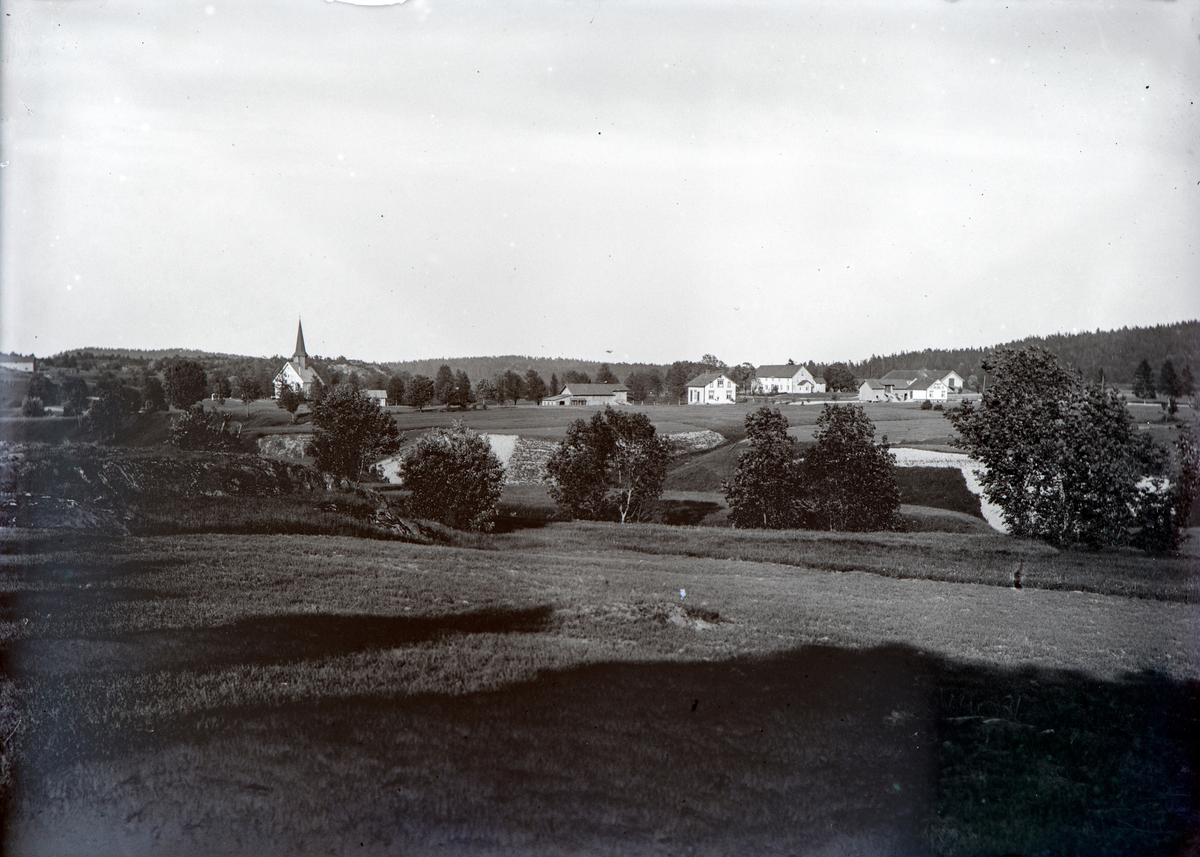 Aust-Agder, Arendal kommune, Øyestad kirke til venstre og Øyestad prestegård til høyre, Rykene,